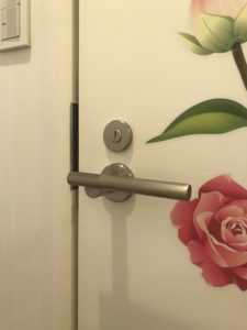 Dr.CU抗菌フィルム｢アッキラー｣。アッキラーは簡単にカット出来て貼り付け出来る抗菌フィルムです。国内外の検査機関でテスト済みです。菌の減少率99%以上。ウイルスにも大きく効果があります。Dr.CU抗菌銅フィルム｢アッキラー｣はコロナ対策に非常に有効で弊社のステライザと併せてコロナ対策に人気の製品ですコロナだけでなくこれから増える花粉症にも有効です。