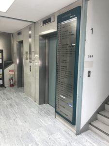 Dr.CU抗菌フィルム｢アッキラー｣。アッキラーは簡単にカット出来て貼り付け出来る抗菌フィルムです。国内外の検査機関でテスト済みです。菌の減少率99%以上。ウイルスにも大きく効果があります。Dr.CU抗菌銅フィルム｢アッキラー｣はコロナ対策に非常に有効で弊社のステライザと併せてコロナ対策に人気の製品です。今までの空気清浄機では出来なかった空気清浄機を超えたステライザ。空気清浄機の比になりません。