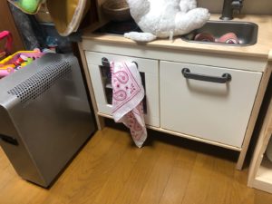 お子様の為にステライザが導入されました。今までの空気清浄機では出来なかった空気清浄機を超えたステライザ。空気清浄機の比になりません。空気清浄機を越えた強力な空間除菌のステライザ。安全性を求め効果抜群でウイルス対策、新型コロナウイルス対策、インフルエンザ対策に人気です。ステライザは匂い、有害粒子、ウイルス、細菌を一掃します。補助金も対応しプラズマクラスターやナノイーよりも効果があります（当社実験）株式会社ライブ