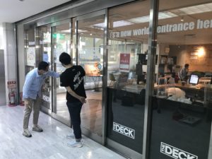 Dr.CU抗菌フィルム｢アッキラー｣。アッキラーは簡単にカット出来て貼り付け出来る抗菌フィルムです。国内外の検査機関でテスト済みです。菌の減少率99%以上。ウイルスにも大きく効果があります。Dr.CU抗菌銅フィルム｢アッキラー｣はコロナ対策に非常に有効で弊社のステライザと併せてコロナ対策に人気の製品です。今までの空気清浄機では出来なかった空気清浄機を超えたステライザ。空気清浄機の比になりません。
